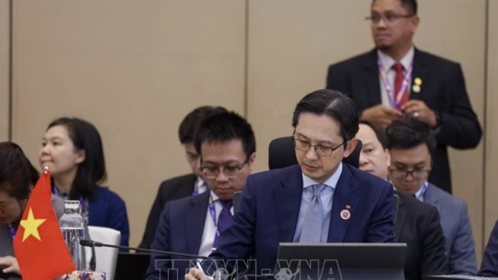 Vietnam makes positive contributions to AMM Retreat: Deputy FM
