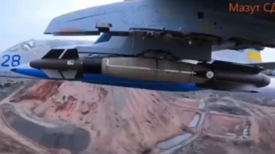 Cường kích Su-25 gây bất ngờ khi ném bom lượn Hammer của Pháp