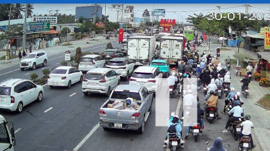 Giao thông ùn ứ nghiêm trọng, 5 lần xả tại trạm thu phí tại Tiền Giang