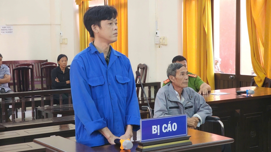 Giữ 2 khẩu súng làm kỷ niệm, hai cha con đưa nhau vào tù