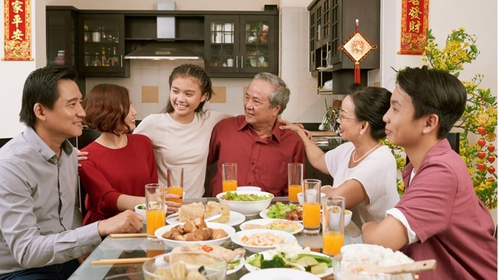 Bí kíp “vàng” giúp bạn ăn Tết thả ga mà không lo sự cố sức khỏe