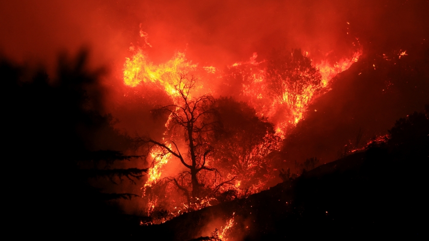 Gió lớn có thể khiến các đám cháy nguy hiểm trở lại ở California, Mỹ