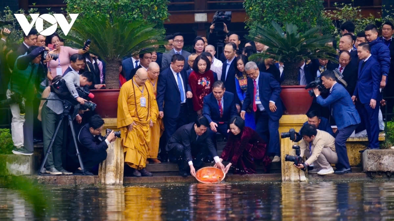 State President, overseas Vietnamese join traditional carp release ritual