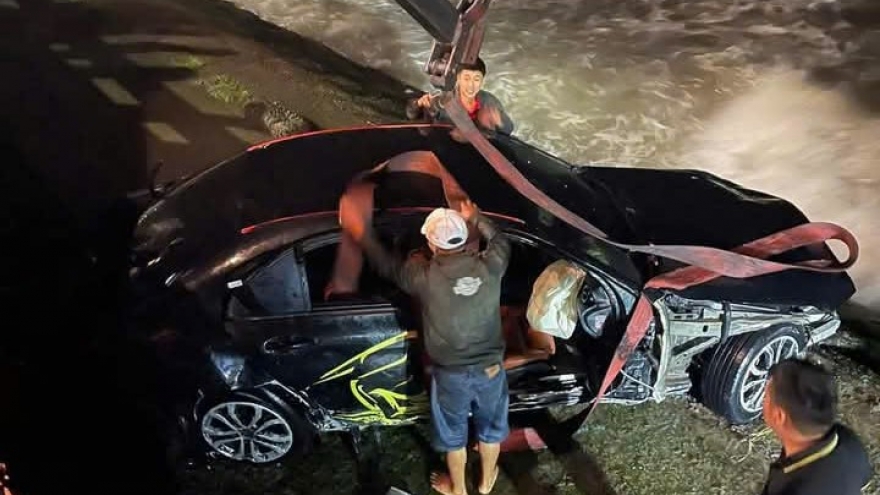 Chuyển hồ sơ vụ xe lao xe Mercedes xuống biển Nha Trang sang cảnh sát điều tra