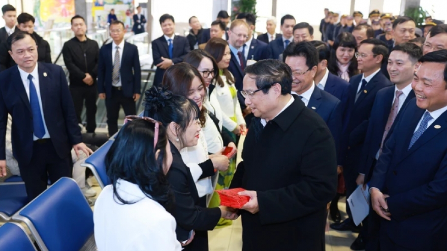 PM inspects Tet preparedness at Hanoi railway station, lung hospital