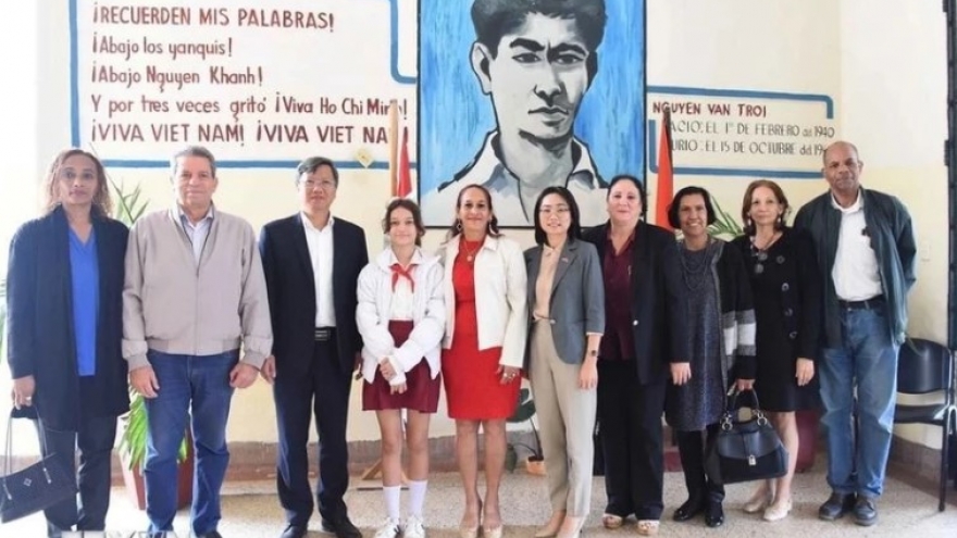 Ambassador praises Vietnam – Cuba friendship during visit to Havana school