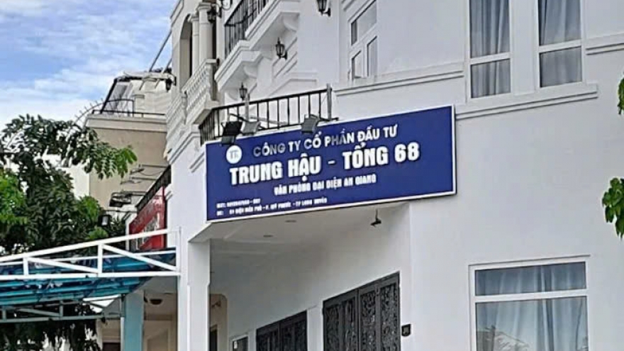 Chủ tịch Công ty Trung Hậu "rửa" tiền cát lậu để mua bất động sản, xe sang