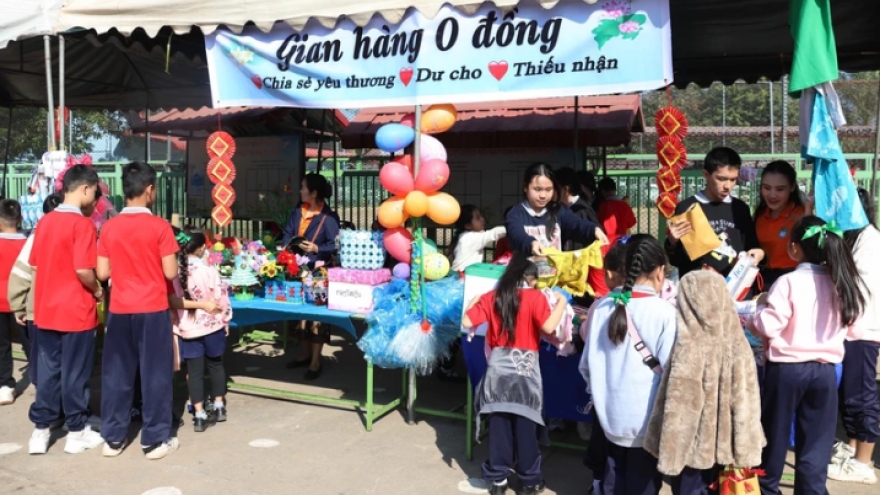 Bilingual school in Laos celebrates Tet with spring culinary fair