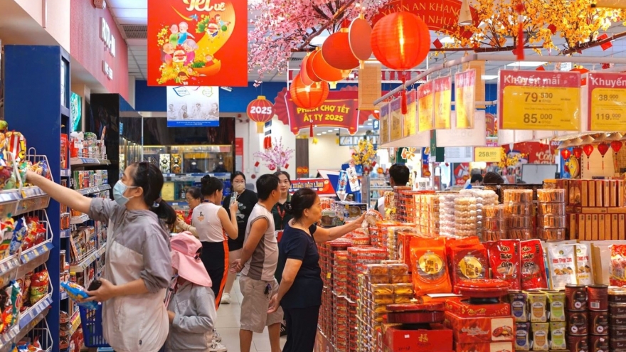 Sức mua hàng Tết “nóng” dần, nguồn cung dồi dào