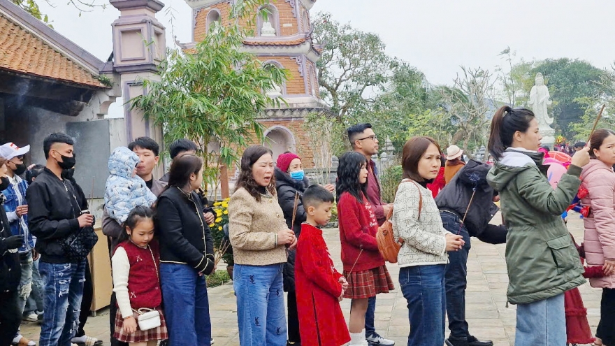 Quảng Bình: Hàng ngàn người dân và du khách đến chùa cầu an đầu năm mới