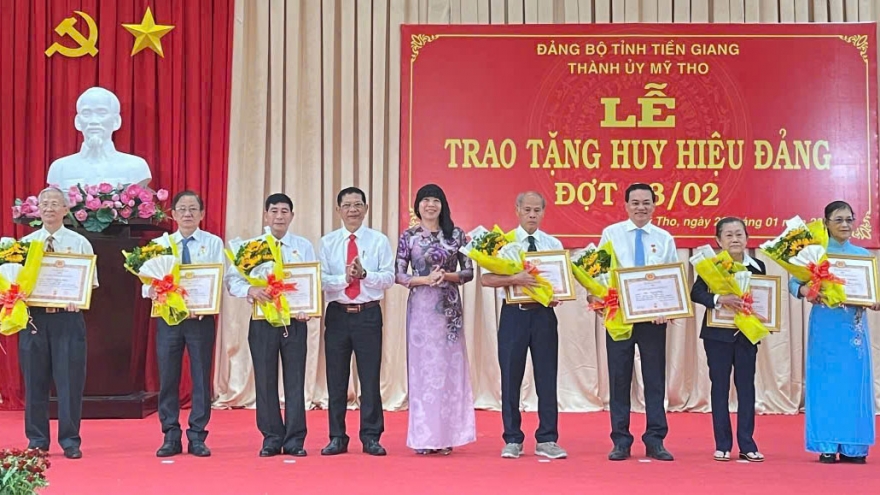 Tiền Giang: Hơn 600 đảng viên cao niên được tặng Huy hiệu Đảng dịp 3/2