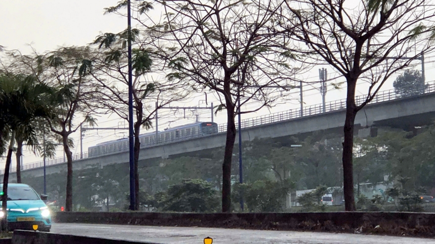 Tàu metro 1 Bến Thành - Suối Tiên lại gặp sự cố phải dừng chạy hơn 30 phút