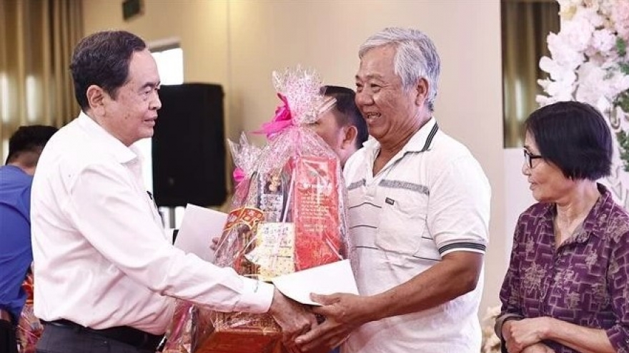 NA Chairman visits, presents Tet gifts to the poor, police in Can Tho