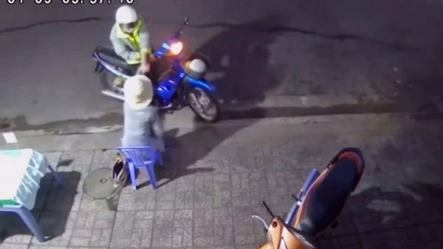 Bắt đối tượng cướp giật hàng trăm tờ vé số của người già