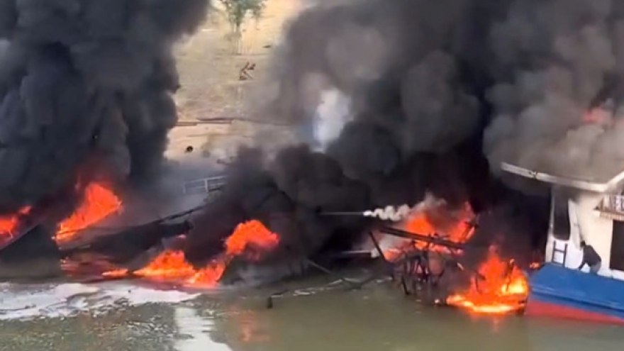 Three injured in Ninh Binh oil tanker fire