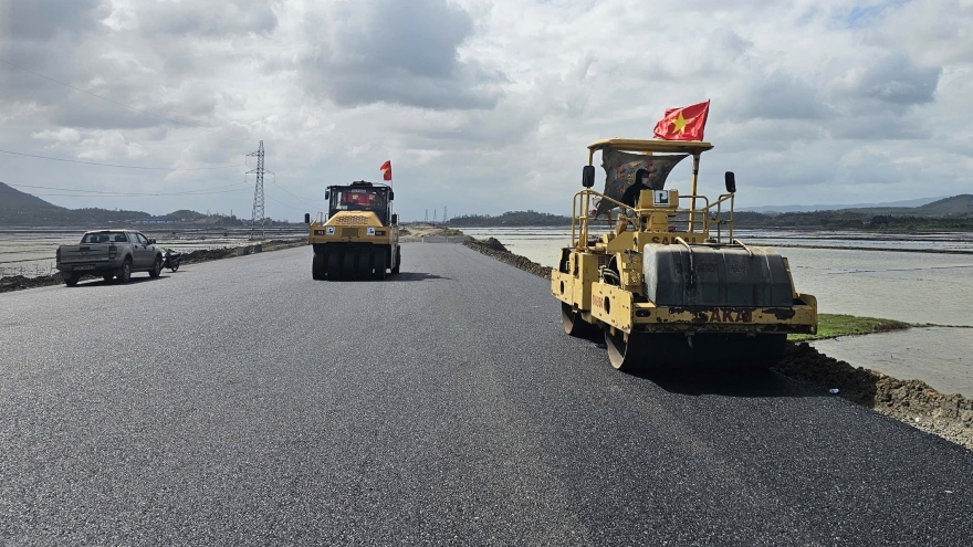 Thảm những mét nhựa đầu tiên trên cao tốc Chí Thạnh - Vân Phong