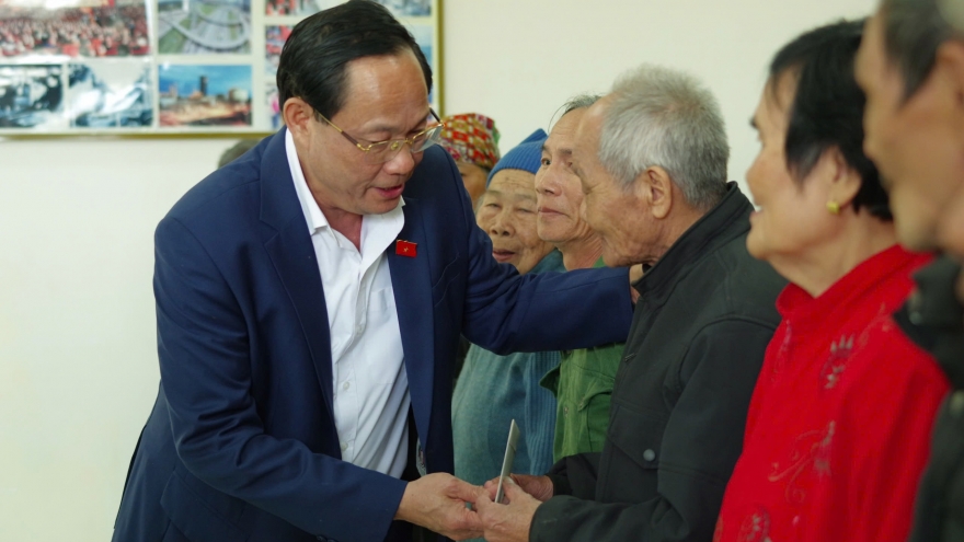 Phó Chủ tịch Quốc hội Trần Quang Phương tặng quà Tết tại biên giới Đắk Nông
