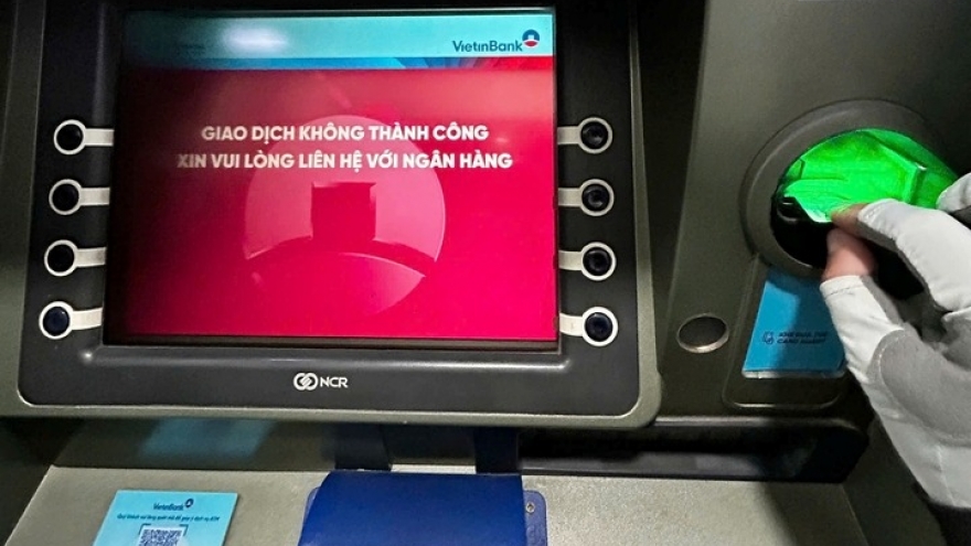 Dân TP.HCM ‘toát mồ hôi’ khi rút tiền ở trụ ATM mùng 1 Tết