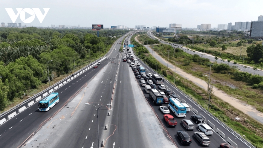 Ho Chi Minh City's eastern gateway grapples with jam on second lunar day of Tet