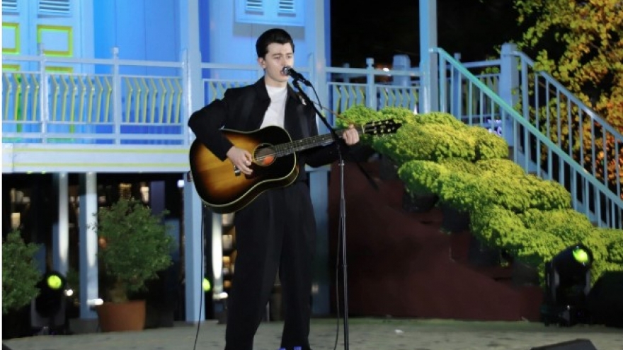 British singer wows Vietnamese music fans with impressive talent