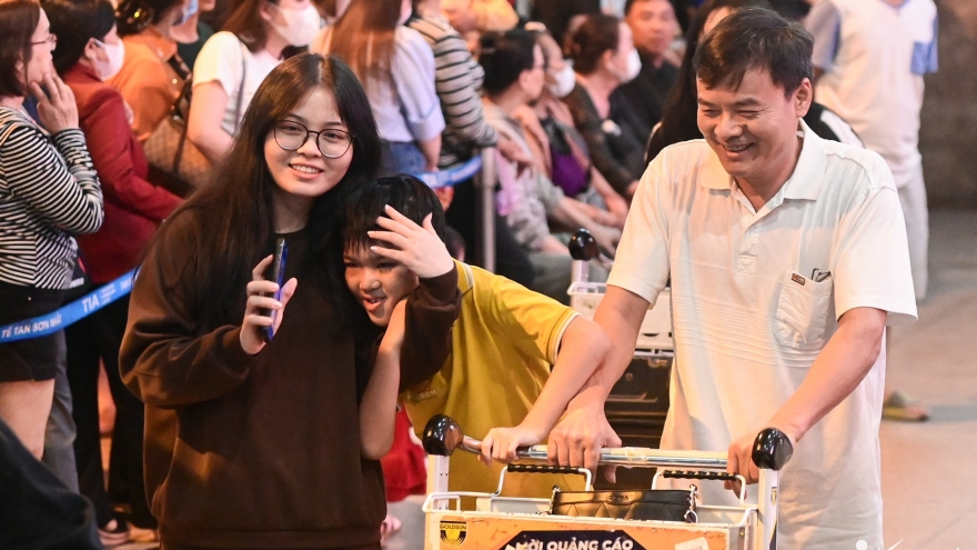 Vietnam’s largest airport overloaded with people returning home for Tet