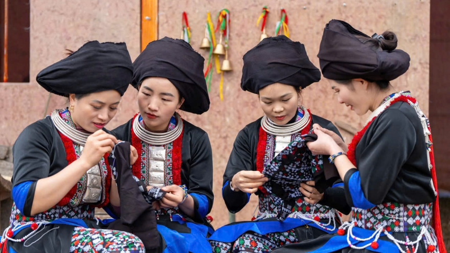 Tẩn Mý Xuân: Người giữ lửa văn hóa Dao Khâu qua nghề thêu may