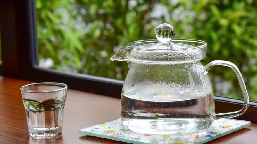 Vì sao uống một cốc nước ấm khi bụng đói sẽ rất tốt trong mùa đông