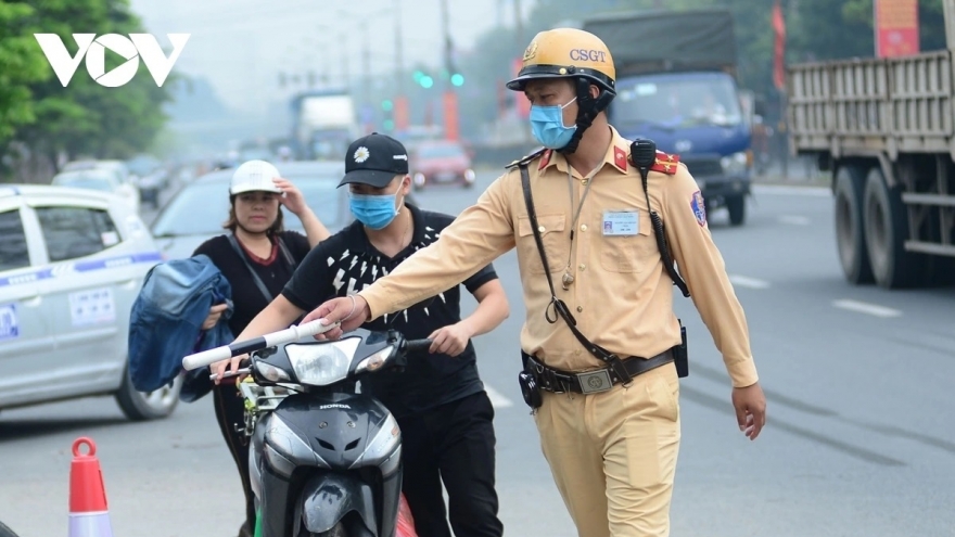 Mức phạt mới nhất năm 2026 cho lỗi xe máy chuyển hướng không bật xi nhan