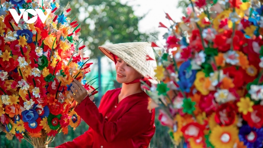 300-year-old paper flower making village in Hue more colourful ahead of Tet