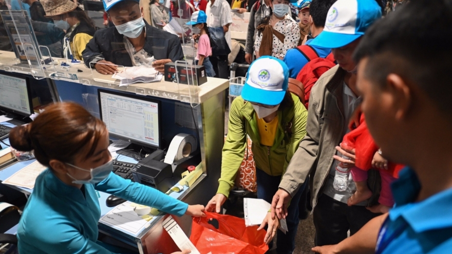 Free flights arranged to help poor workers return home for Tet