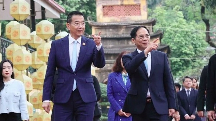 Vietnamese, Thai officials visit Thang Long Imperial Citadel