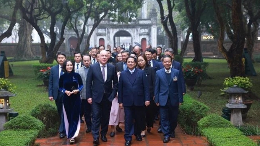 Vietnamese, New Zealand PMs visit Temple of Literature