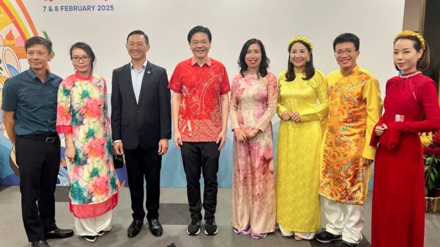 Singaporean leaders appreciate Vietnamese community’s contributions