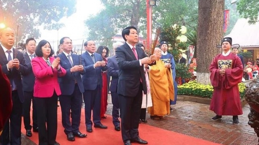 State leader offers incense to kings at Thang Long Imperial Citadel