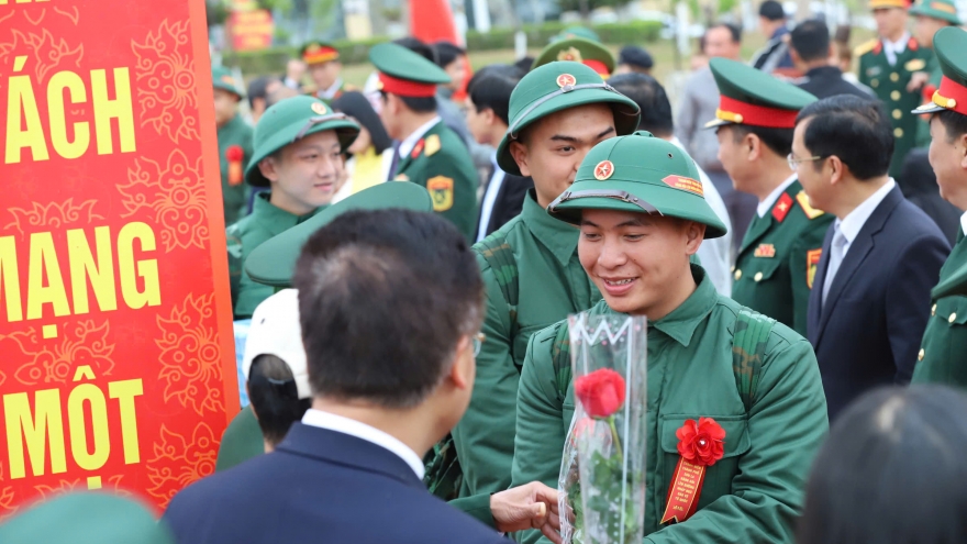 Hàng nghìn công dân ở Lào Cai, Sơn La hăng hái lên đường nhập ngũ