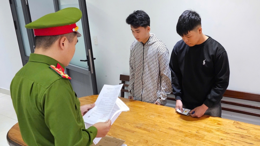 Mâu thuẫn vì cho rằng bị "nhìn đểu", 2 đối tượng bị khởi tố