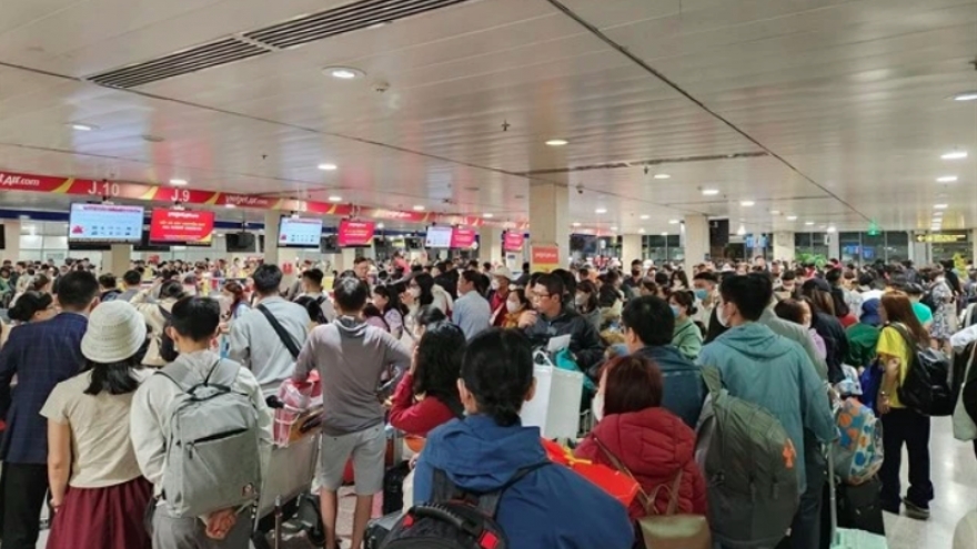 Major airports welcome huge numbers of passengers on Tet last day