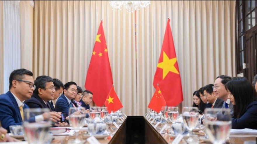 Vietnam, China vow to effectively manage differences in East Sea