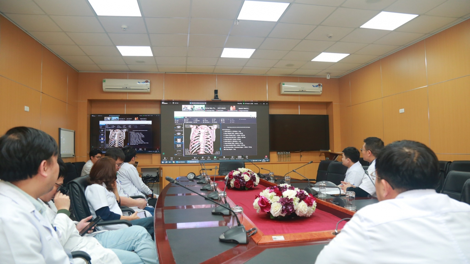 Bệnh viện Việt Đức cấp cứu các nạn nhân đa chấn thương trong vụ tai nạn ở Sơn La