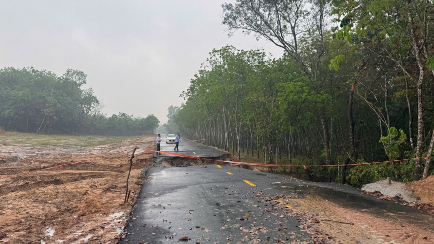 Mưa lớn gây sạt lở đoạn đường ở Bình Dương, khiến 2 người bị thương