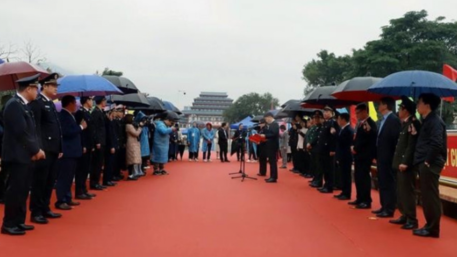 Hoanh Mo–Dongzhong border gate pair opens for tourists, border residents