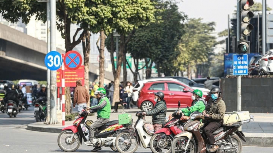 Đèn đỏ bật sáng nhưng cảnh sát giao thông cho đi, tài xế có bị phạt nguội?