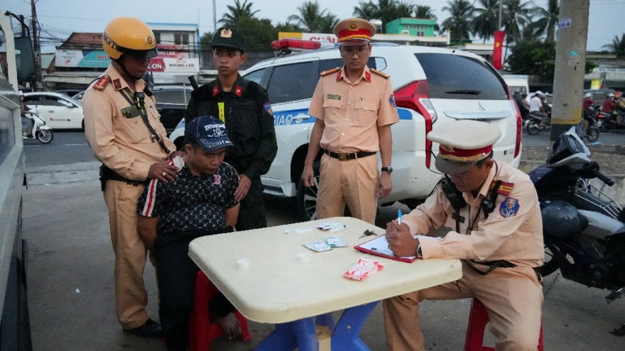 CSGT bắt giữ thanh niên tàng trữ ma túy trái phép