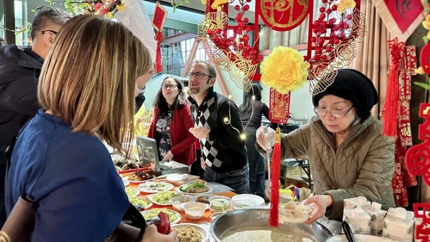 Vietnamese community in France celebrates Tet