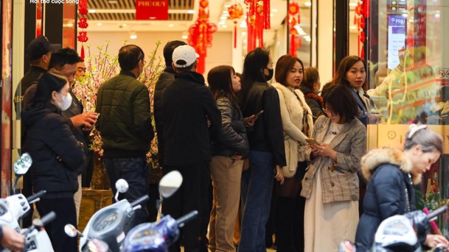 Locals rush to purchase gold ahead of God of Wealth Day