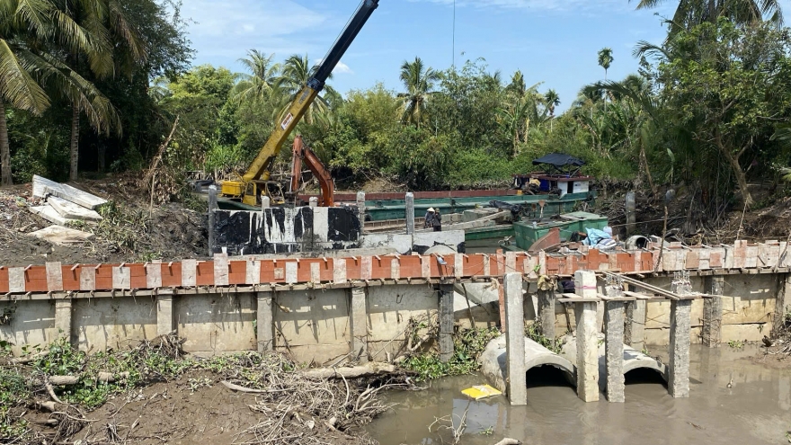 Gió chướng thổi mạnh, chủ động ứng phó nước mặn đang tăng ở Bến Tre