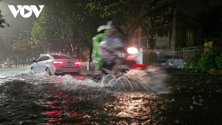 Heavy rain lashes central Vietnam, meteorologists warn about flash floods