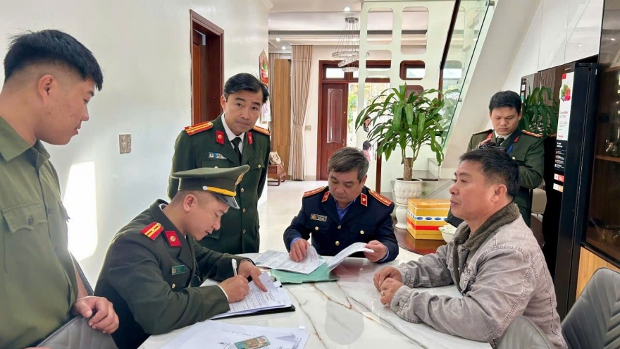 Khởi tố người đàn ông bán bằng lái xe máy giả