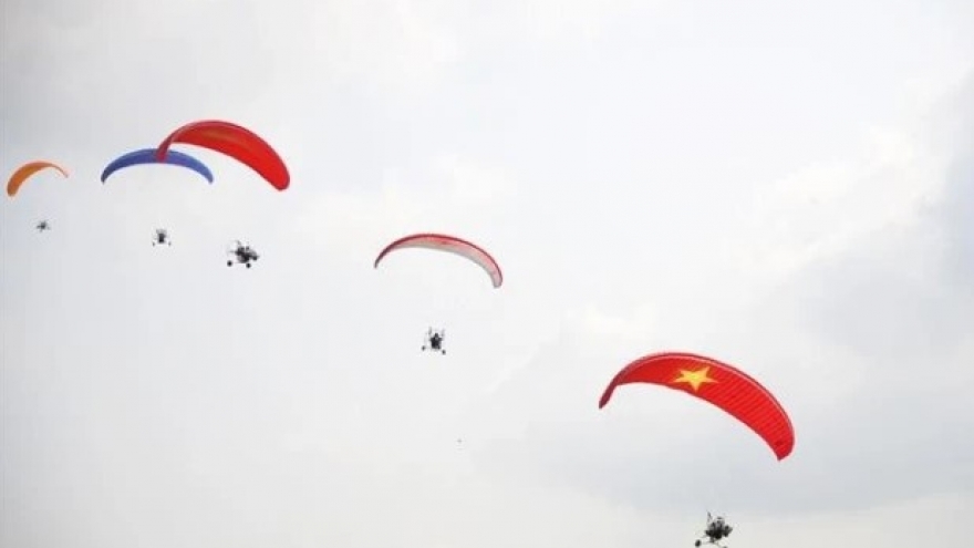 Over 30 pilots compete in HCM City paragliding tournament