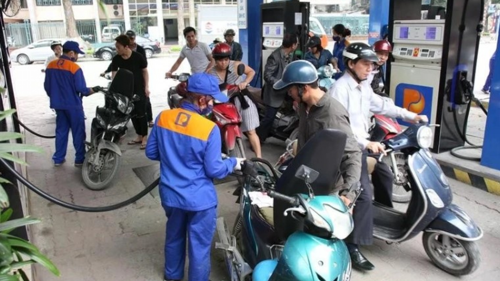 Retail petrol prices decrease slightly on February 27